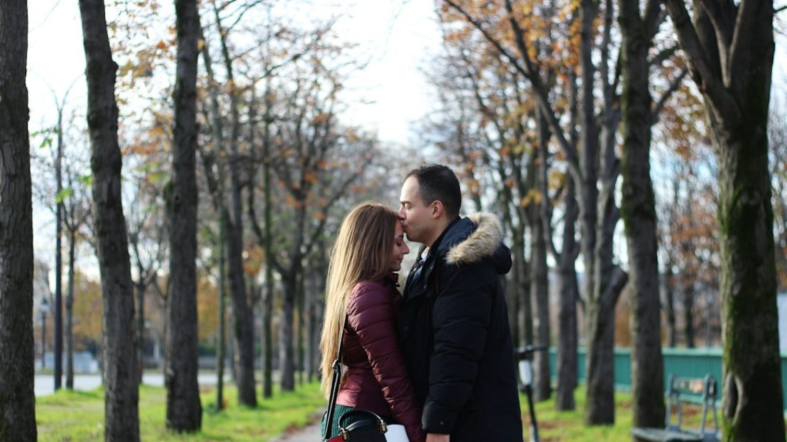 parís eiffel tower couple pigeons lights blue love romance umbrella arc de triomphe