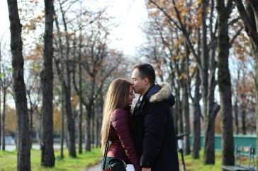 parís eiffel tower couple pigeons lights blue love romance umbrella arc de triomphe